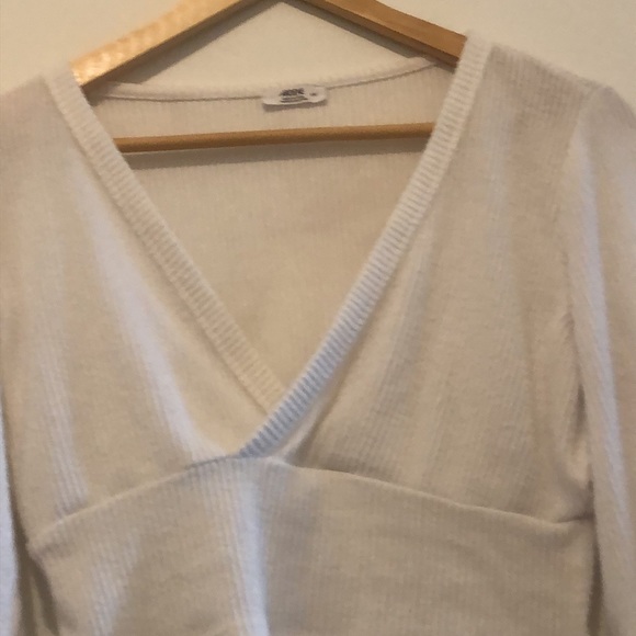 White v neck cropped sweater - Picture 2 of 6
